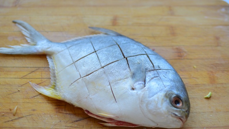 红烧鲳鱼,鱼去内脏、去腮，表面切几刀，方便入味