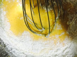 葱香肉松蛋糕卷,加入低筋面粉呈z字形搅拌均匀