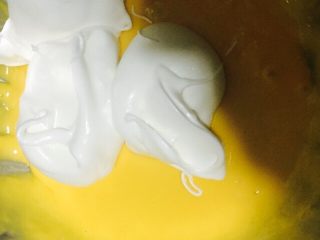 葱香肉松蛋糕卷,盛1/3打发好的蛋白到蛋黄糊中