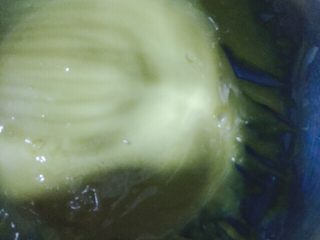 葱香肉松蛋糕卷,搅拌好的蛋黄糊无颗粒呈顺滑状态，放一旁备用