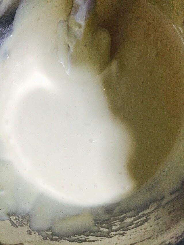 葱香肉松蛋糕卷,用橡皮刮刀轻轻把蛋白和蛋黄糊翻拌均匀(从底部往上翻拌，不要划圈搅拌，以免蛋白消泡)