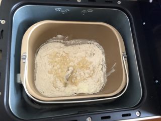挤挤小餐包,放入面粉，奶粉，糖粉，面包机开启搅拌功能

糖不可直接碰到酵母，不然酵母会被甜死哒！