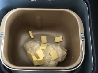 挤挤小餐包,搅打至出筋时放黄油继续搅打