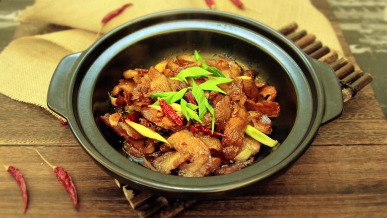 腊肉干锅,湖南人最喜欢各种干锅、火锅，一边吃一边炖煮，越吃越香，食材的味道越来越浓