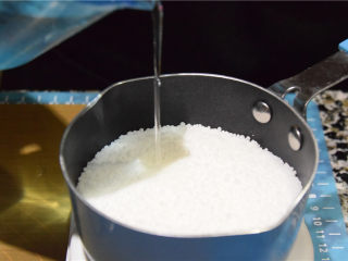 烈火雄心-水晶糖艺火焰棒糖,开始制作，首先将称量好的珊瑚糖和纯净水混合。