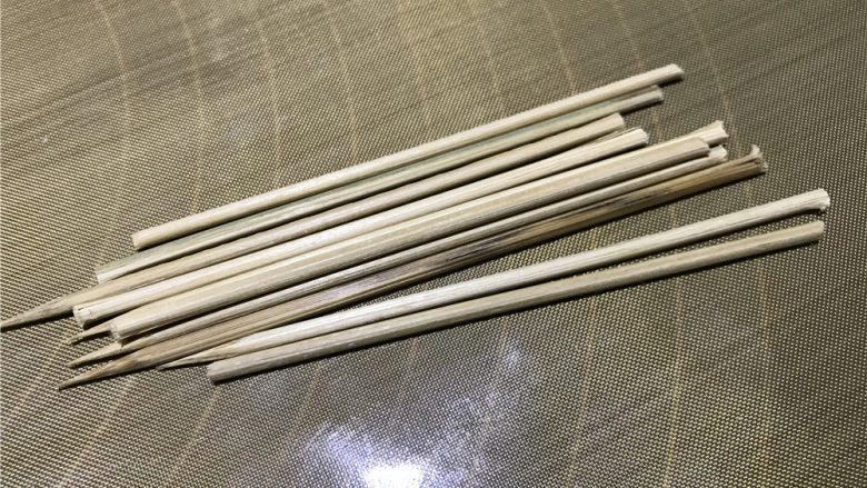 烈火雄心-水晶糖艺火焰棒糖,在等待熬煮的过程中处理竹签子，将竹签子裁成大约8厘米左右长度。