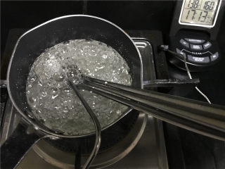 烈火雄心-水晶糖艺火焰棒糖,在温度达到140度的时候，将三个餐勺放入糖水中一同加热。
