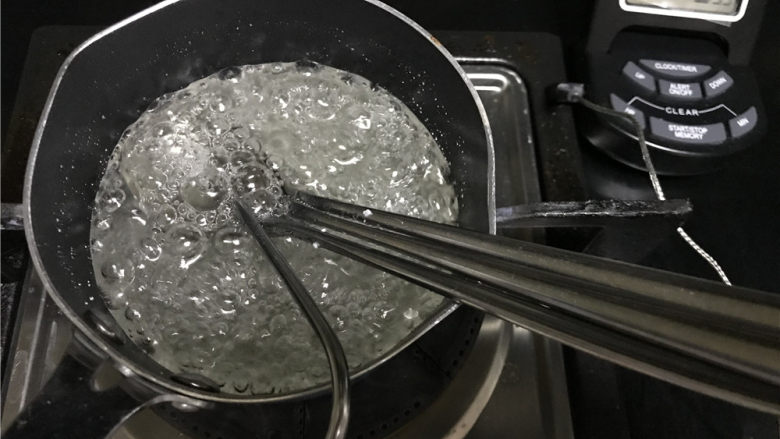 烈火雄心-水晶糖艺火焰棒糖,在温度达到140度的时候，将三个餐勺放入糖水中一同加热。