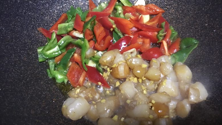 彩椒扇贝丁,下扇贝丁翻炒，都是易熟的食材，翻炒1-2分钟，加盐调味即可出锅