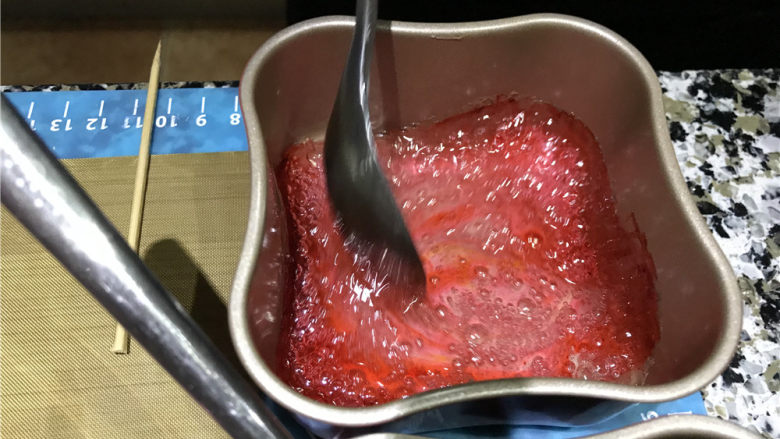 烈火雄心-水晶糖艺火焰棒糖,用小餐勺分别混合均匀。