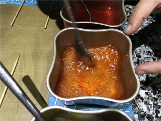烈火雄心-水晶糖艺火焰棒糖,用小餐勺分别混合均匀。