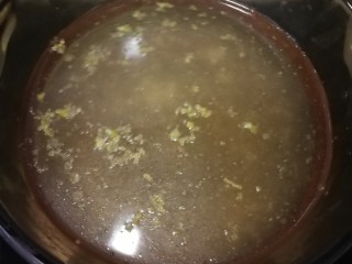 咸肉菜泡饭,家里正好有多余的鸡汤，这是再适合不过。把鸡汤倒入锅里。