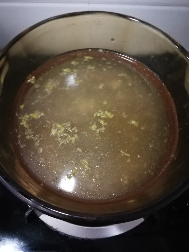 咸肉菜泡饭,家里正好有多余的鸡汤，这是再适合不过。把鸡汤倒入锅里。