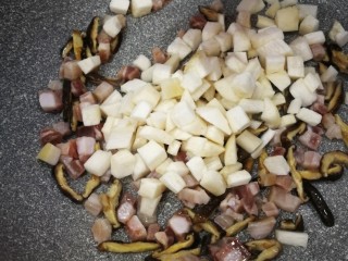 咸肉菜泡饭,香味出来后下杏鲍菇丁一同翻炒。