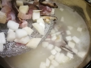 咸肉菜泡饭,把翻炒好的料加入到滚煮好的泡饭里。