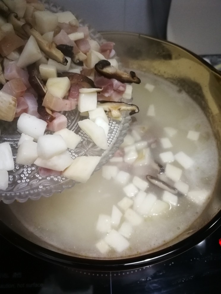 咸肉菜泡饭,把翻炒好的料加入到滚煮好的泡饭里。