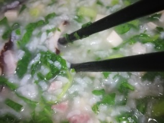 咸肉菜泡饭,用筷子搅拌下。