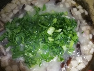 咸肉菜泡饭,最后快好时开盖加入青菜碎。