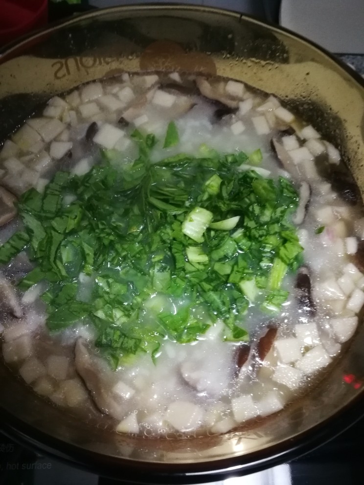 咸肉菜泡饭,最后快好时开盖加入青菜碎。