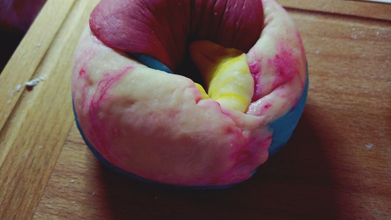彩虹麻薯芋泥贝果,抱成圈，沾水封口，整形，可爱！