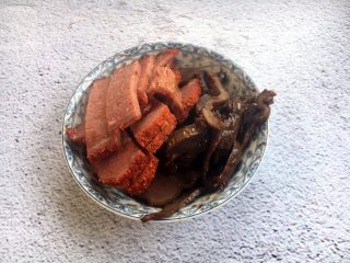 天津特色小吃 蔬菜烩饼,烤里脊切成小片，酱鸡胗切成片。