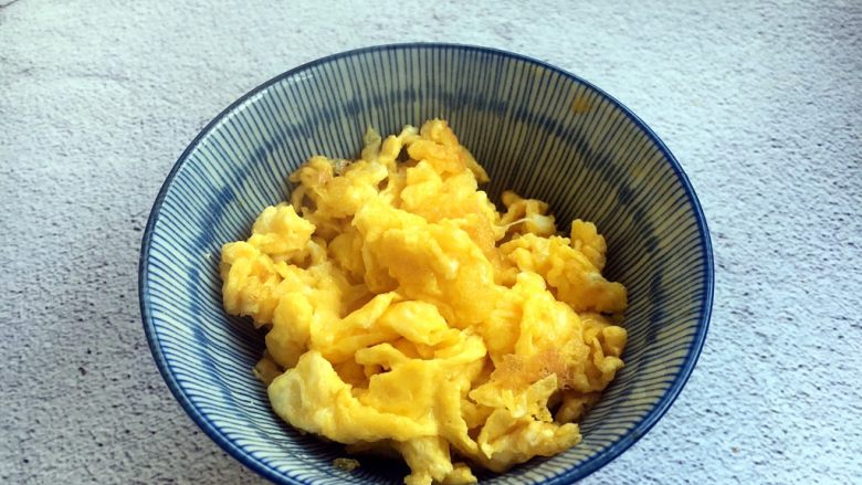 天津特色小吃 蔬菜烩饼,鸡蛋炒熟盛出备用。