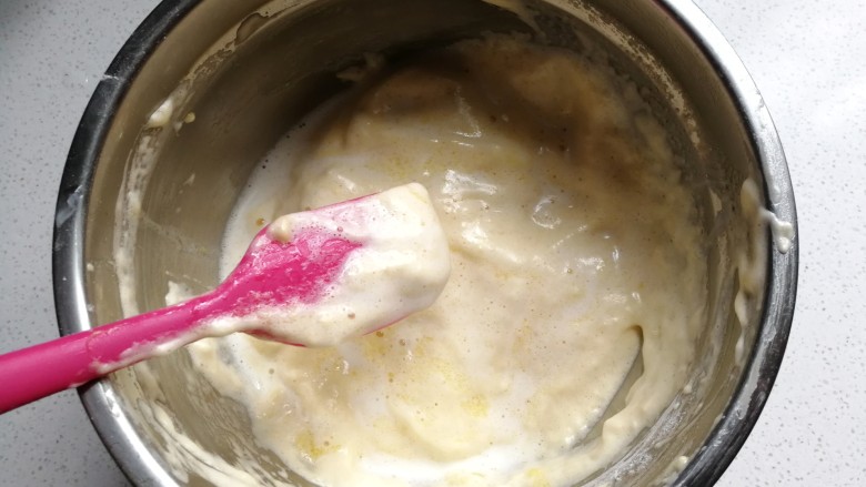 小狗纸杯蛋糕,然后把黄油牛奶混合液淋在刮刀上，让液体流在蛋糕表面，再快速的翻拌均匀