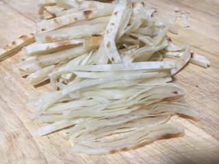 天津特色小吃 蔬菜烩饼,把大饼切成饼丝。一般切成0.5厘米左右的丝。