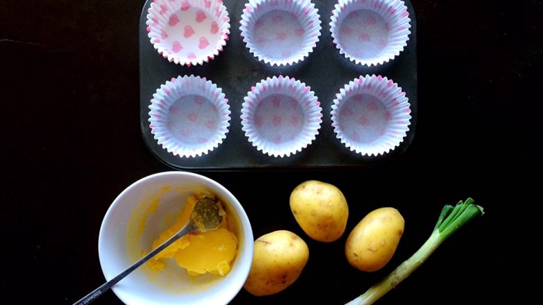 黑胡椒土豆玫瑰卷,准备食材。需要如图所示的烤盘一个，以及若干纸杯。