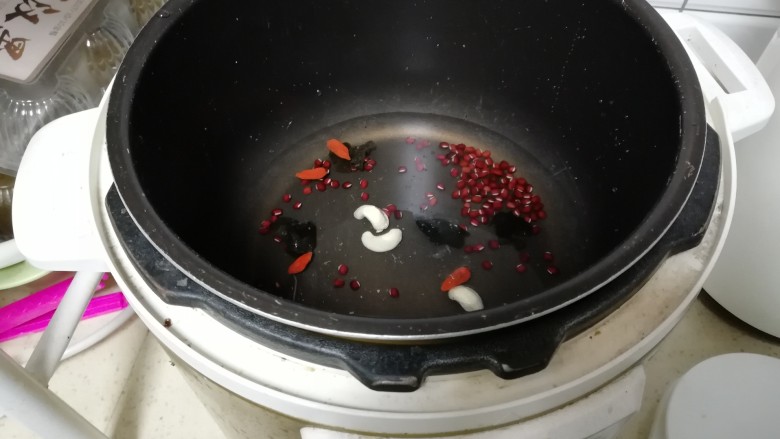 红豆黑木耳养生汤,洗干净，放入高压锅