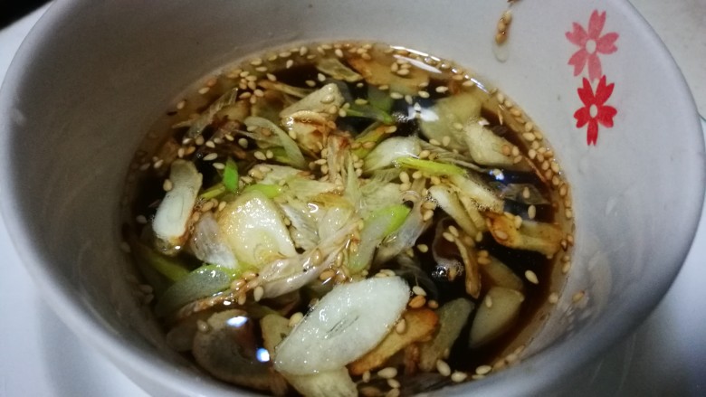 炝拌西芹腐竹,将葱蒜油倒入小料碗中