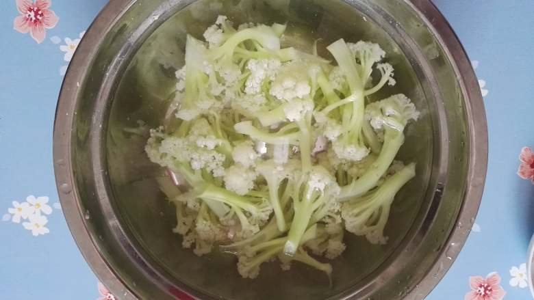 干香味美的清炒花菜,焯好的花菜捞出后置于清水中浸泡至凉备用。