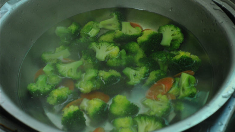 西兰花炒虾仁,放入冰水中，使蔬菜保持脆嫩
