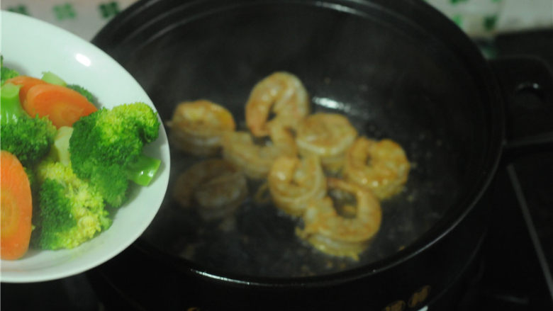 西兰花炒虾仁,油锅烧热，将虾仁放进去炒至变色，将汆烫好的蔬菜倒进去
