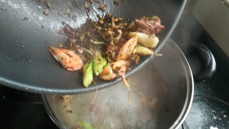 #老家美食#老家人最爱吃的酸菜米粉,炒锅的调料也炒好了，倒进汤锅的开水里。