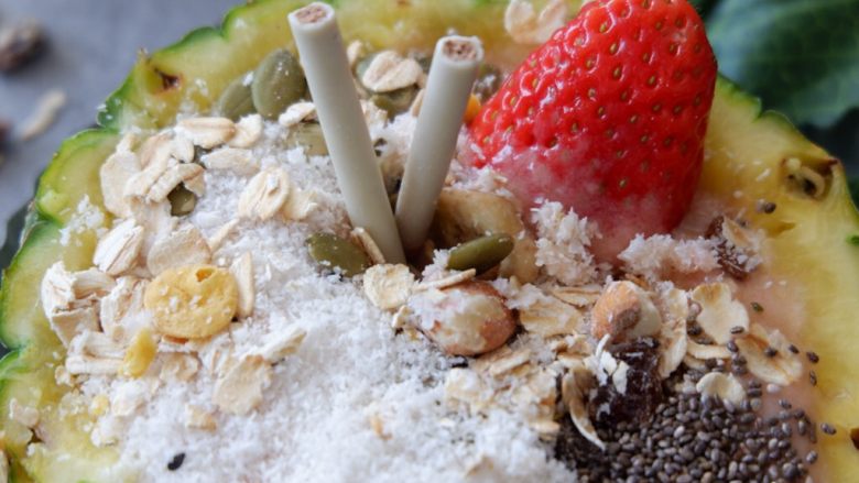 凤梨酸奶燕麦,低脂代餐,可以插上草莓和巧克力棒装饰。