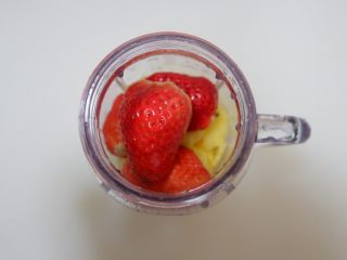 凤梨酸奶燕麦,低脂代餐,料理机中加入草莓