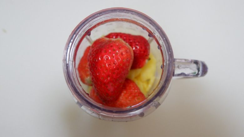 凤梨酸奶燕麦,低脂代餐,料理机中加入草莓