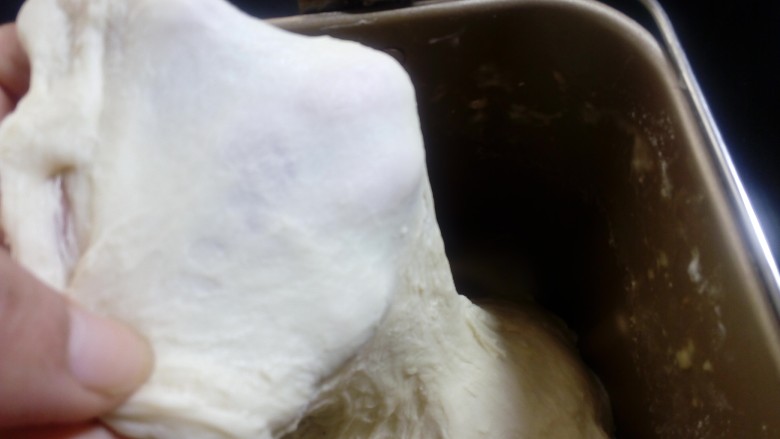 凤梨馅酸奶餐包(一次发酵),揉至能拉出厚膜。 