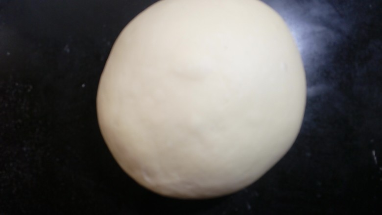 凤梨馅酸奶餐包(一次发酵),把面团整理光滑，静置10分钟。
