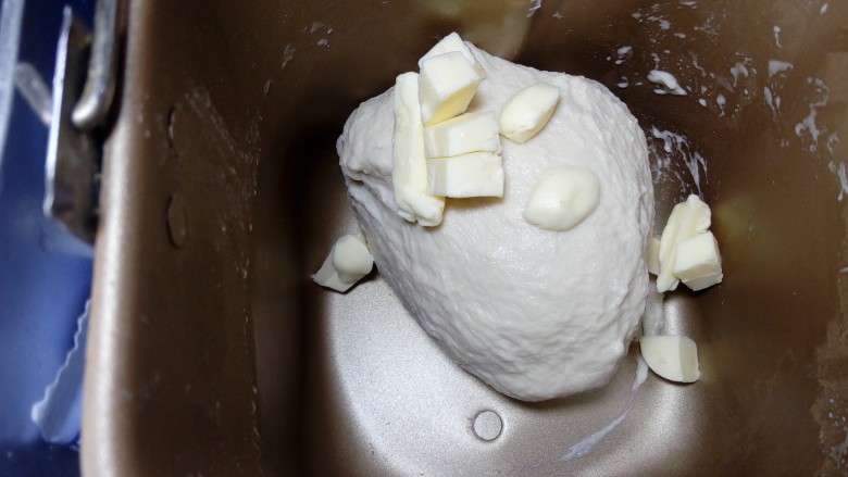 凤梨馅酸奶餐包(一次发酵),加入黄油。 
