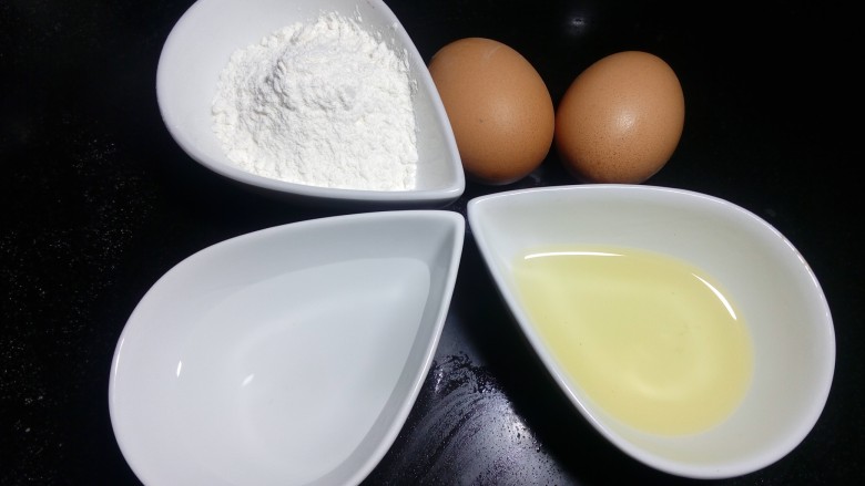 凤梨馅酸奶餐包(一次发酵),在面团发酵的期间，我们来准备泡芙酱。<a style='color:red;display:inline-block;' href='/shicai/ 9'>鸡蛋</a>磕入碗中打散。