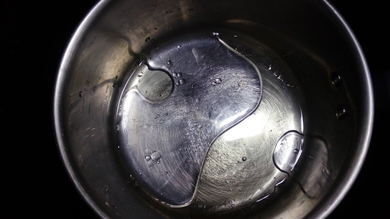 凤梨馅酸奶餐包(一次发酵),水和油混合放在火上煮开。