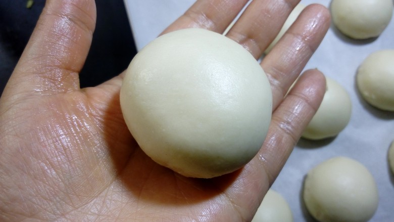 凤梨馅酸奶餐包(一次发酵),捏紧捏实收口，整理下形状。