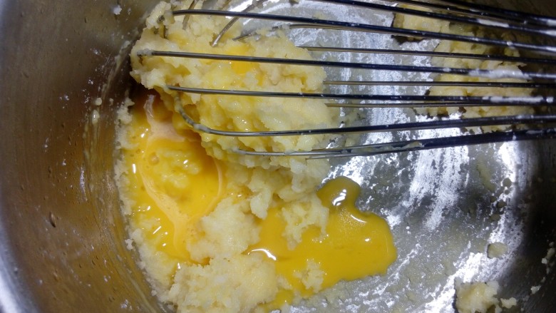 凤梨馅酸奶餐包(一次发酵),蛋液要少量分次倒入，每一次都要混合均匀后再倒入下一次。