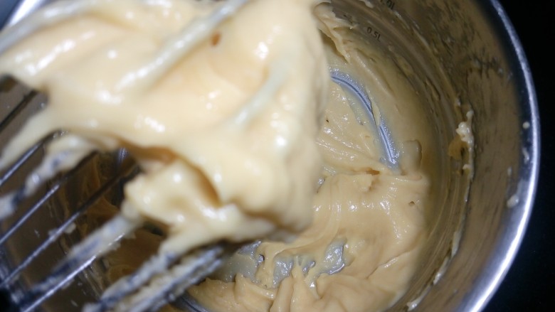 凤梨馅酸奶餐包(一次发酵),大致成浓稠的面糊。 