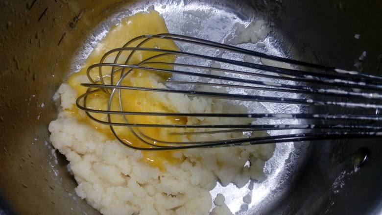 凤梨馅酸奶餐包(一次发酵), 如果是厚底锅，保温性能比较好的，这时就可以关火了，天气冷、锅不保温也可以继续小火保温。倒入少量鸡蛋液，用手抽搅拌均匀。