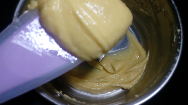 凤梨馅酸奶餐包(一次发酵),  用刮刀铲起的话也不会有流淌的状态。