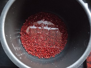 自制蜜豆,放入电压力锅内胆，加清水，清水的量以高于一颗红豆的量为准。