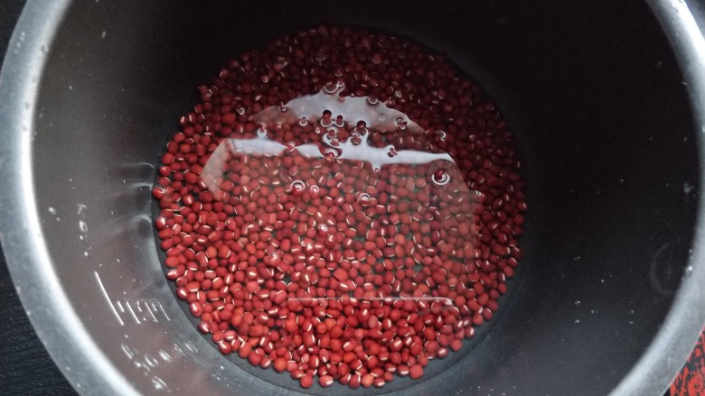 自制蜜豆,放入电压力锅内胆，加清水，清水的量以高于一颗红豆的量为准。